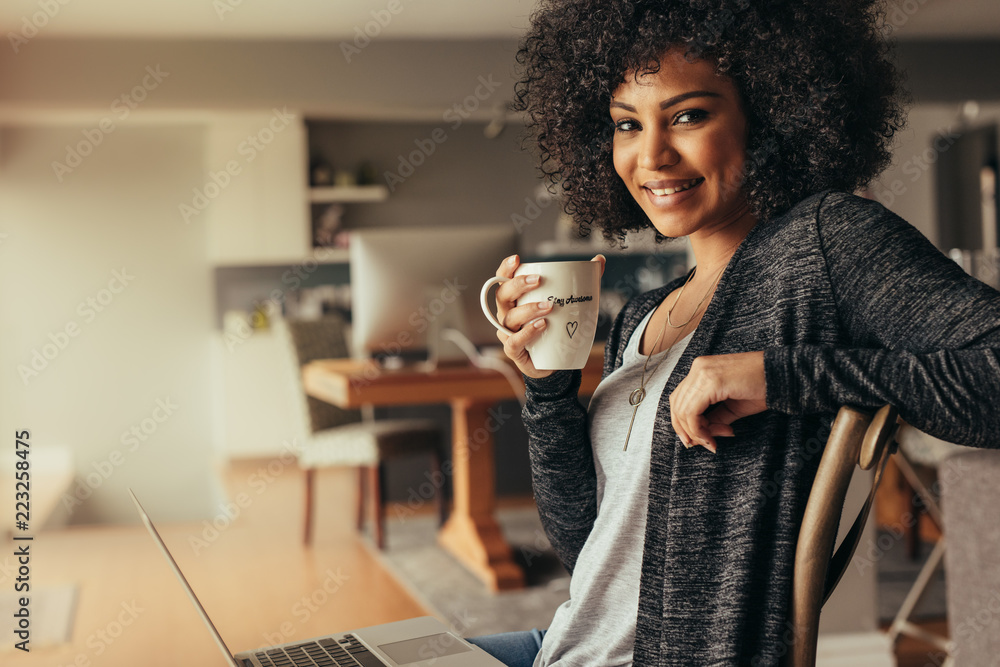非洲妇女在家工作时喝咖啡休息