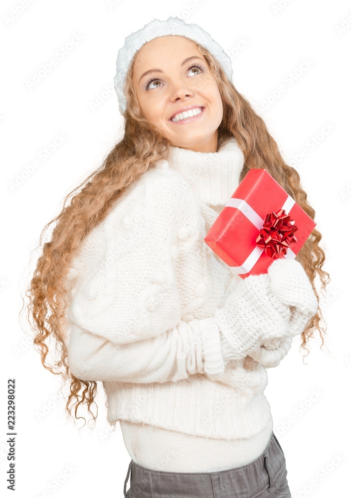 穿着冬装的年轻女子拿着礼物-与世隔绝