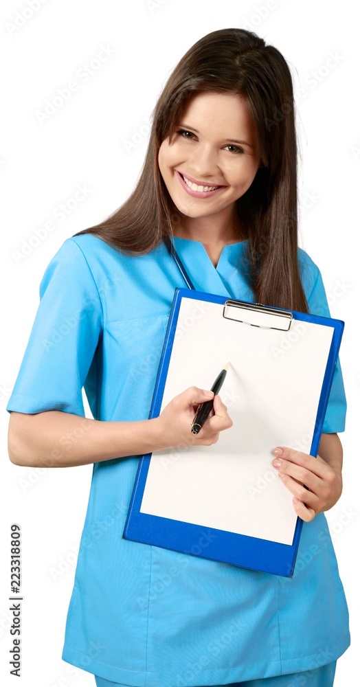 年轻护士用笔指着剪贴板-隔离