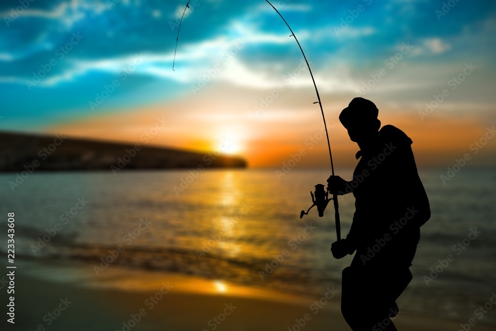 海岸钓鱼人剪影