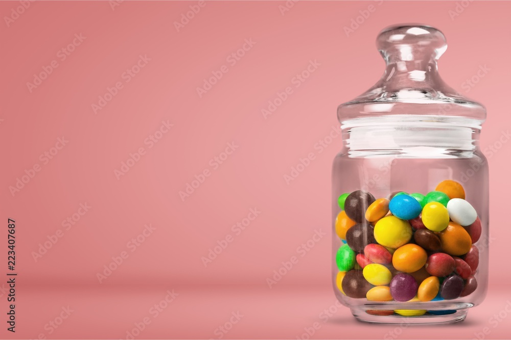 装有彩色巧克力糖果的透明玻璃罐