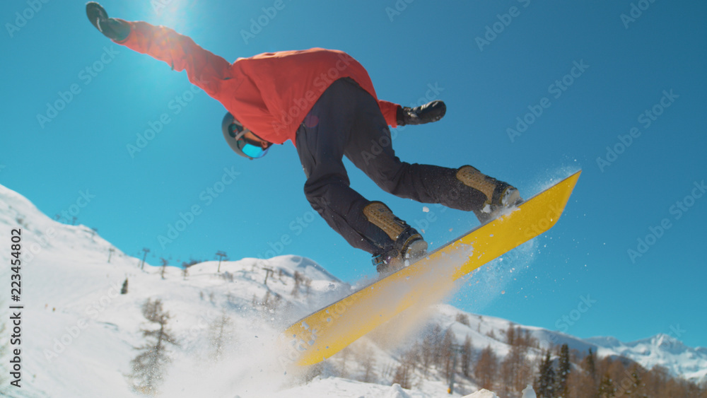 特写：在整洁的雪地公园里，极限单板滑雪跳跃运动员