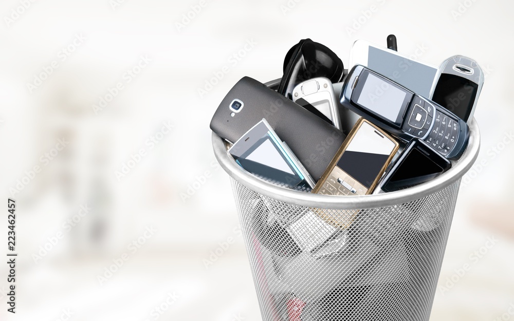 垃圾桶里装满了旧手机