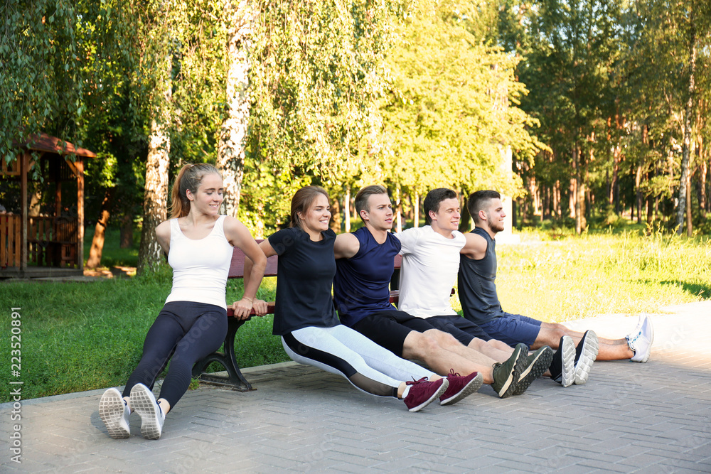 运动型年轻人在户外长椅上锻炼