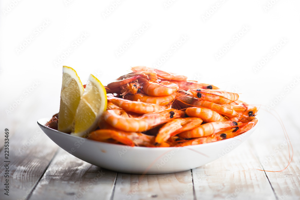 白色盘子里的大煮虾特写。海鲜概念。美食摄影