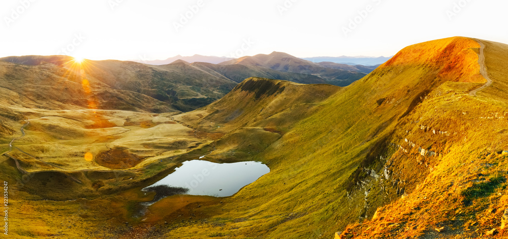 日出时的山湖。日出时阳光明媚的秋天风景如画，喀尔巴阡山