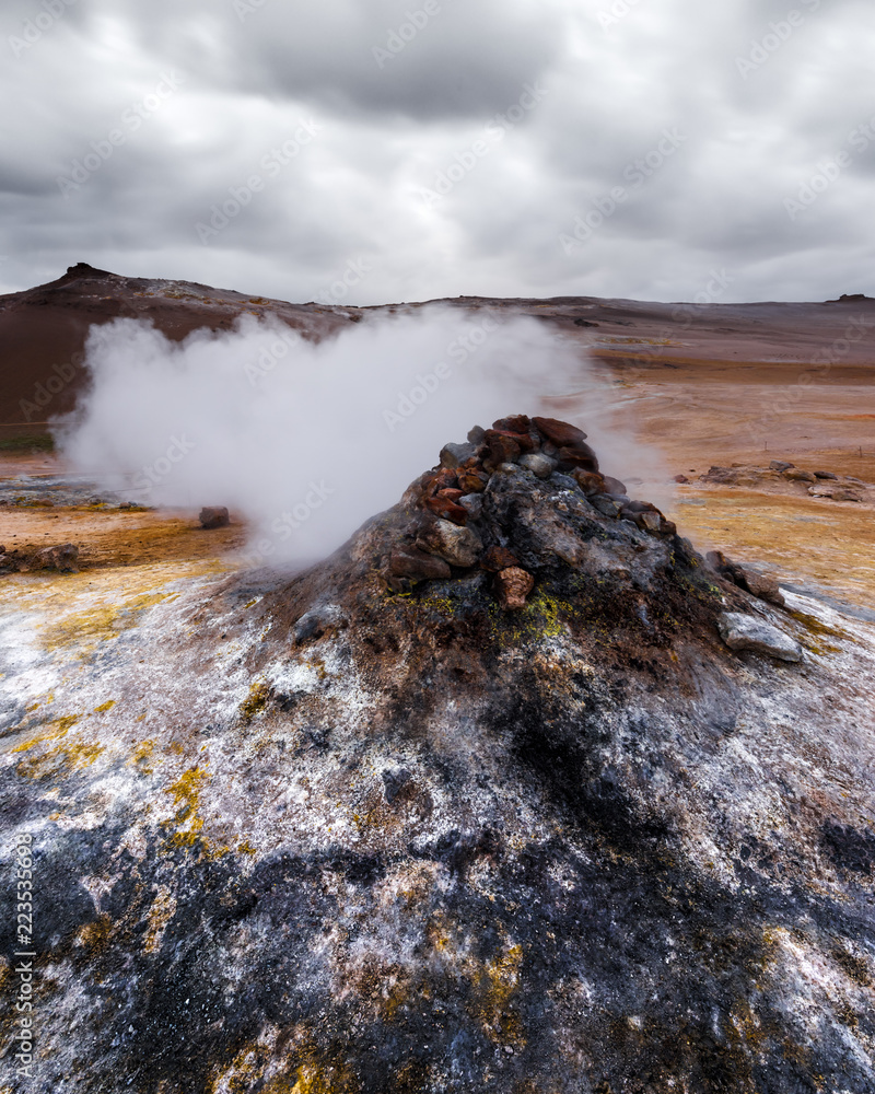 欧洲冰岛北部Hverarond山谷上冒烟的喷气孔。风景摄影