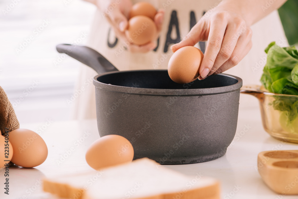 把鸡蛋放进锅里煮