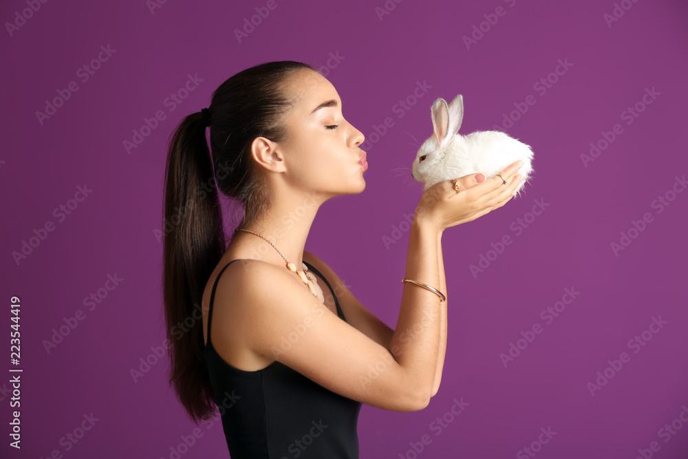 美丽的年轻女人，背景是可爱的兔子
