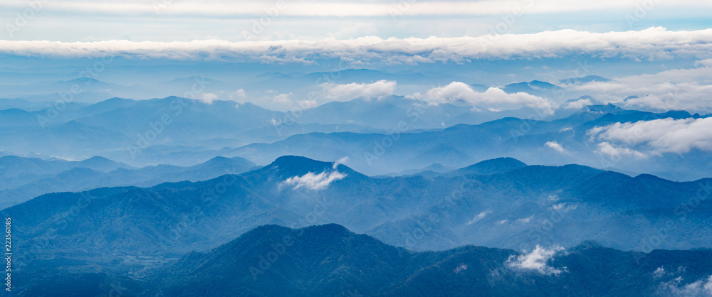 山脈と雲