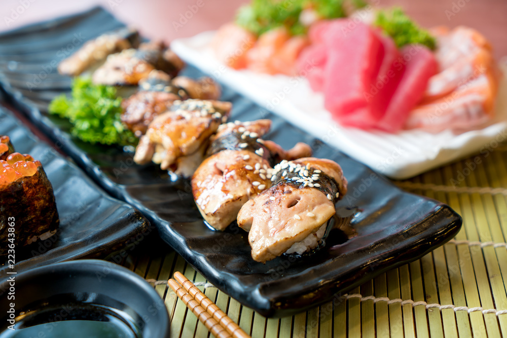 用筷子和酱油做寿司。餐厅里的寿司卷日本食物。鹅肝寿司集智慧