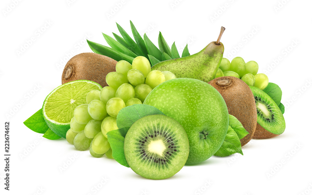 在白色背景下分离的绿色水果和浆果