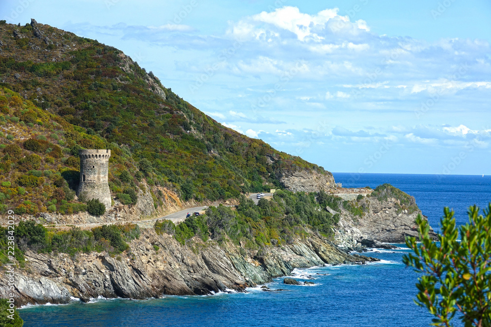 科西嘉岛一条海岸公路经过一座古老的石塔的美景。