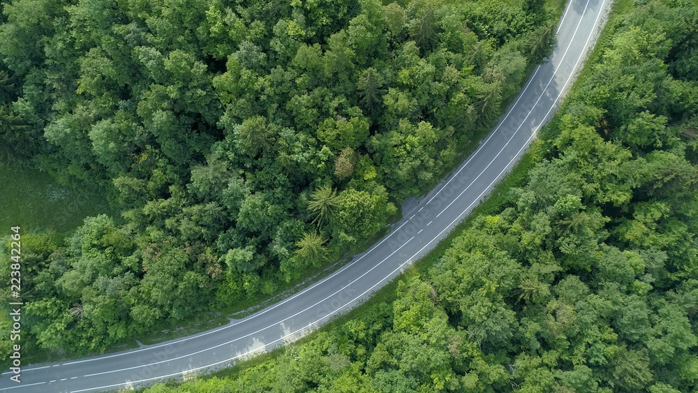空中俯视：斯洛文尼亚农村空旷乡村道路的电影视图。