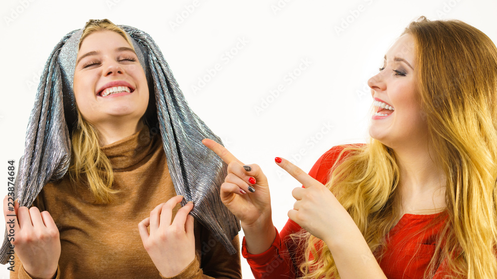 两个女人玩衣服