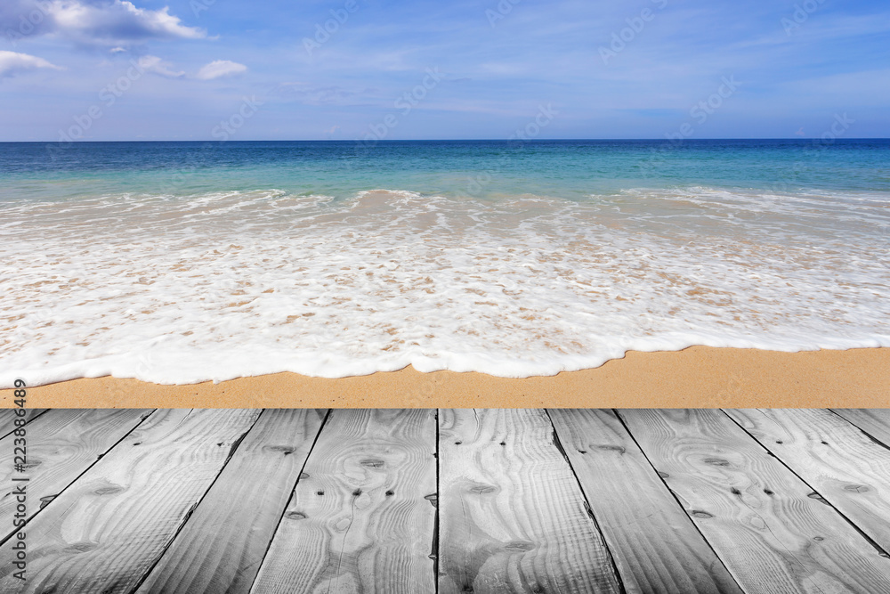 木地板，背景是美丽的海滩蓝天景色。