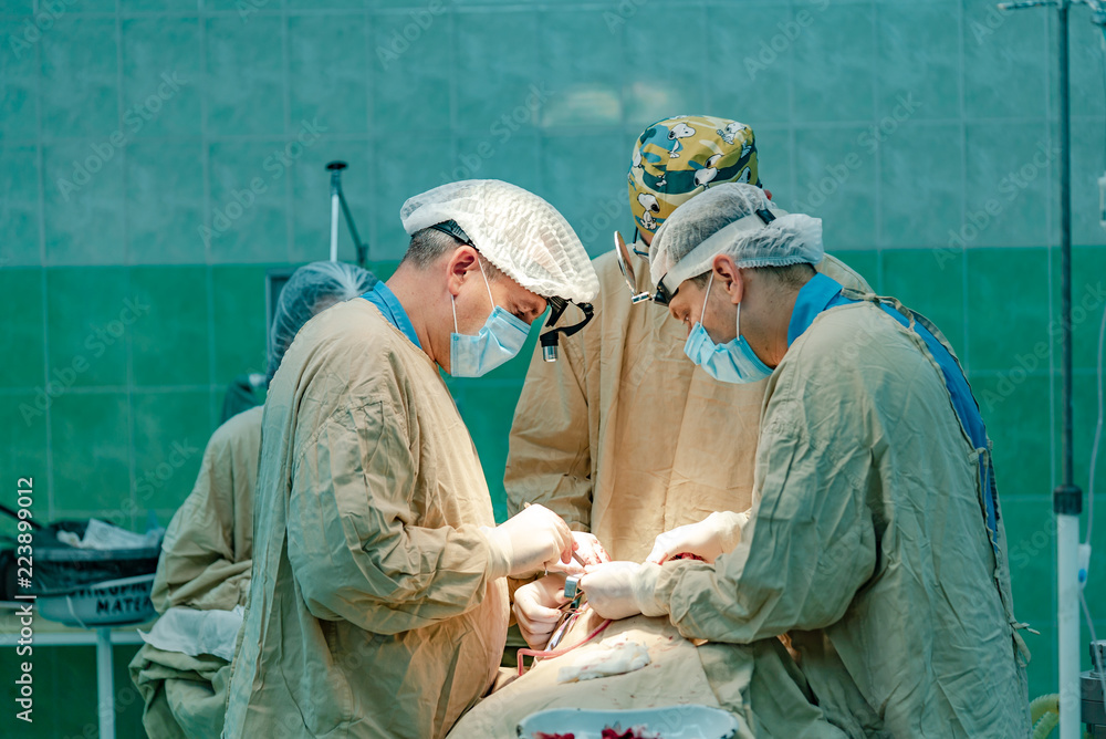 年，三名医生在一名护士的参与下在手术室进行患者手术