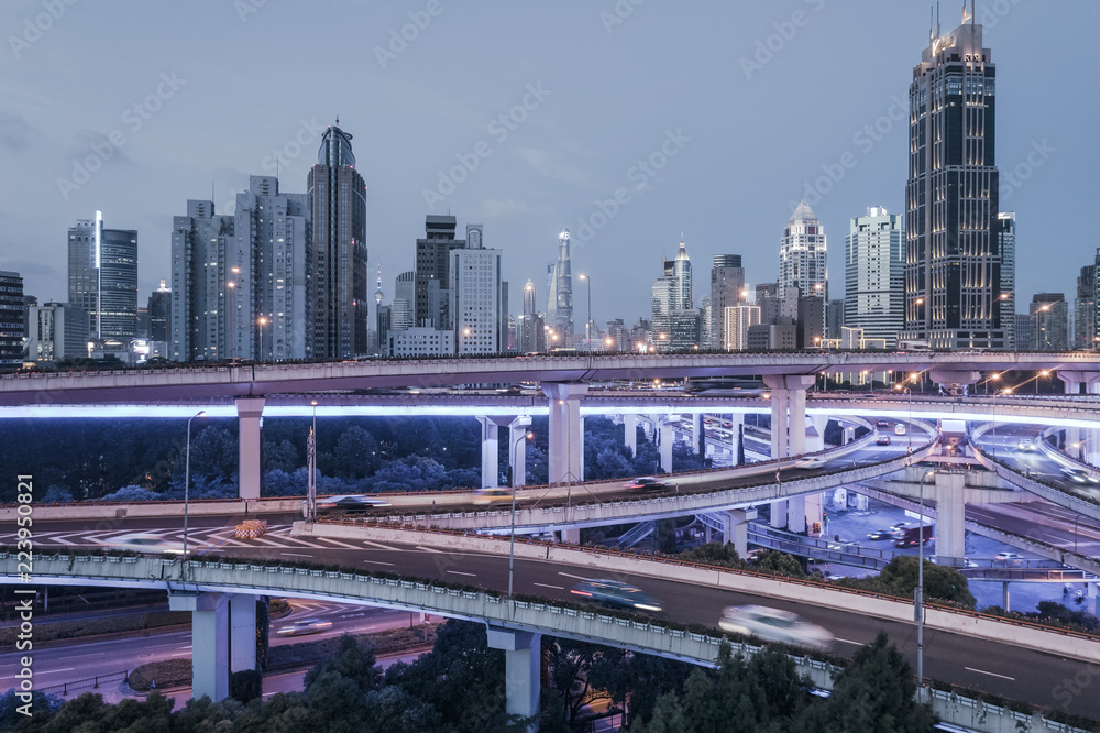 上海市黄昏时的建筑和公路立交鸟瞰图