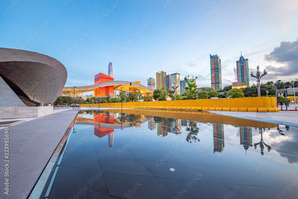 黄昏时的深圳市民中心广场和中央商务区综合体