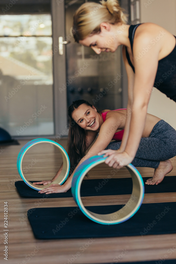 女性在健身房练习普拉提