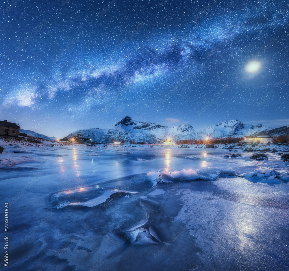 冰冻海岸上空的银河，白雪皑皑的山脉，夜晚的星空，带着冬天的月亮