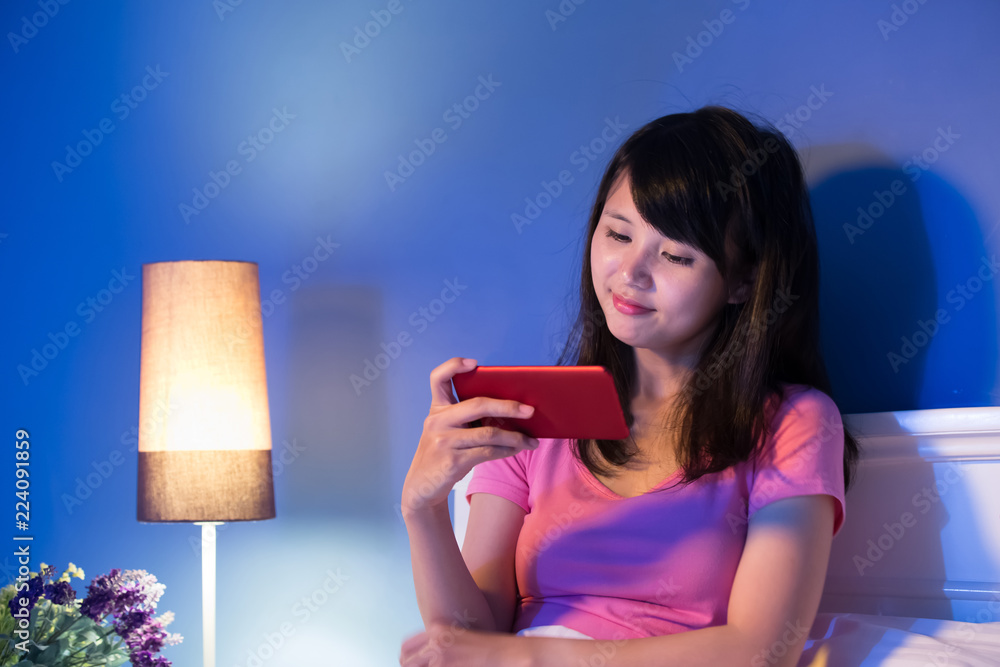 女性使用手机观看视频