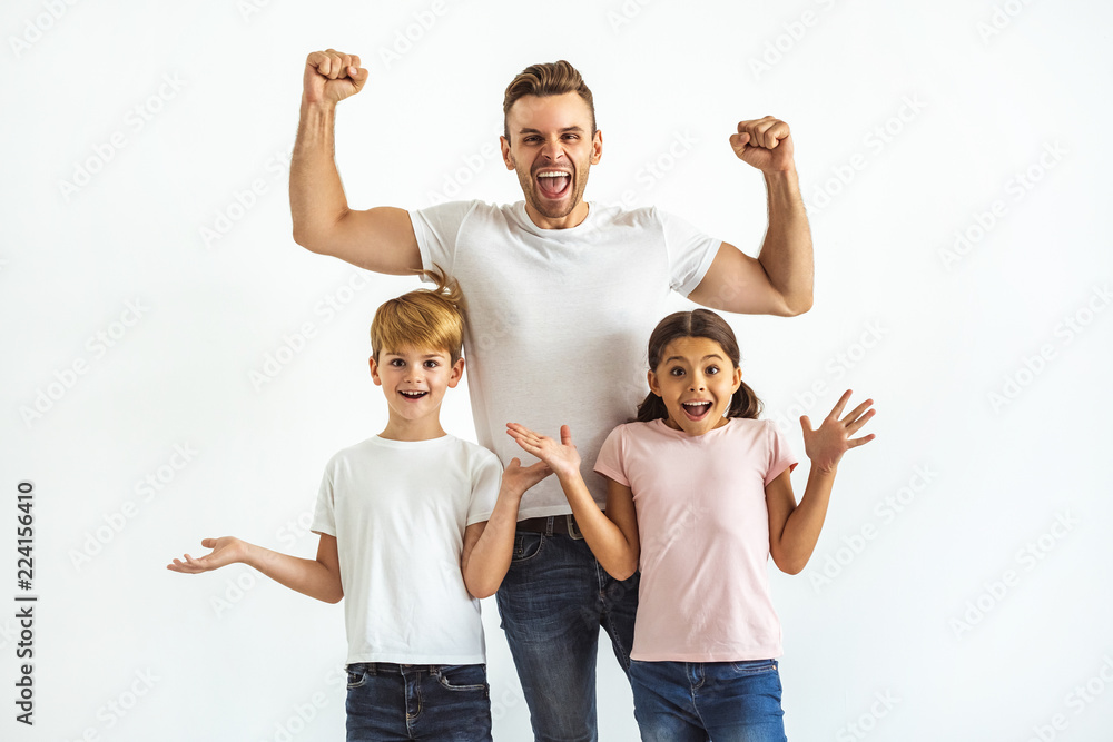 父亲和孩子在白色背景上做手势