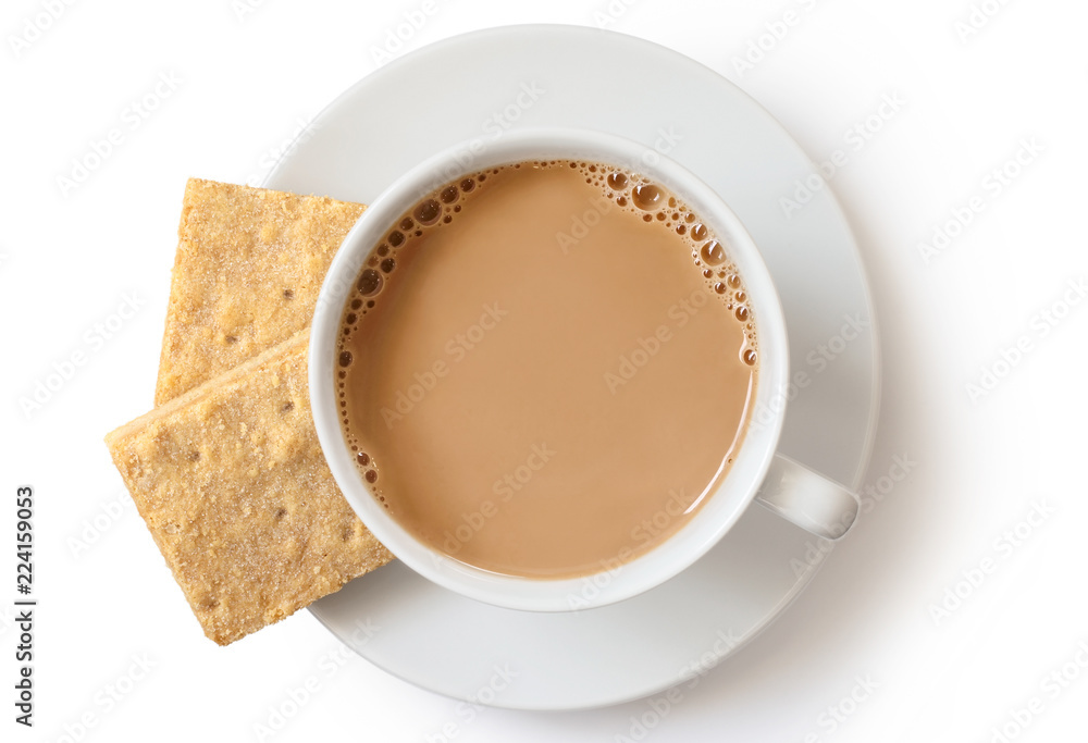 一杯加牛奶的茶和两块方形的酥饼饼干，上面是白色的。白色陶瓷
