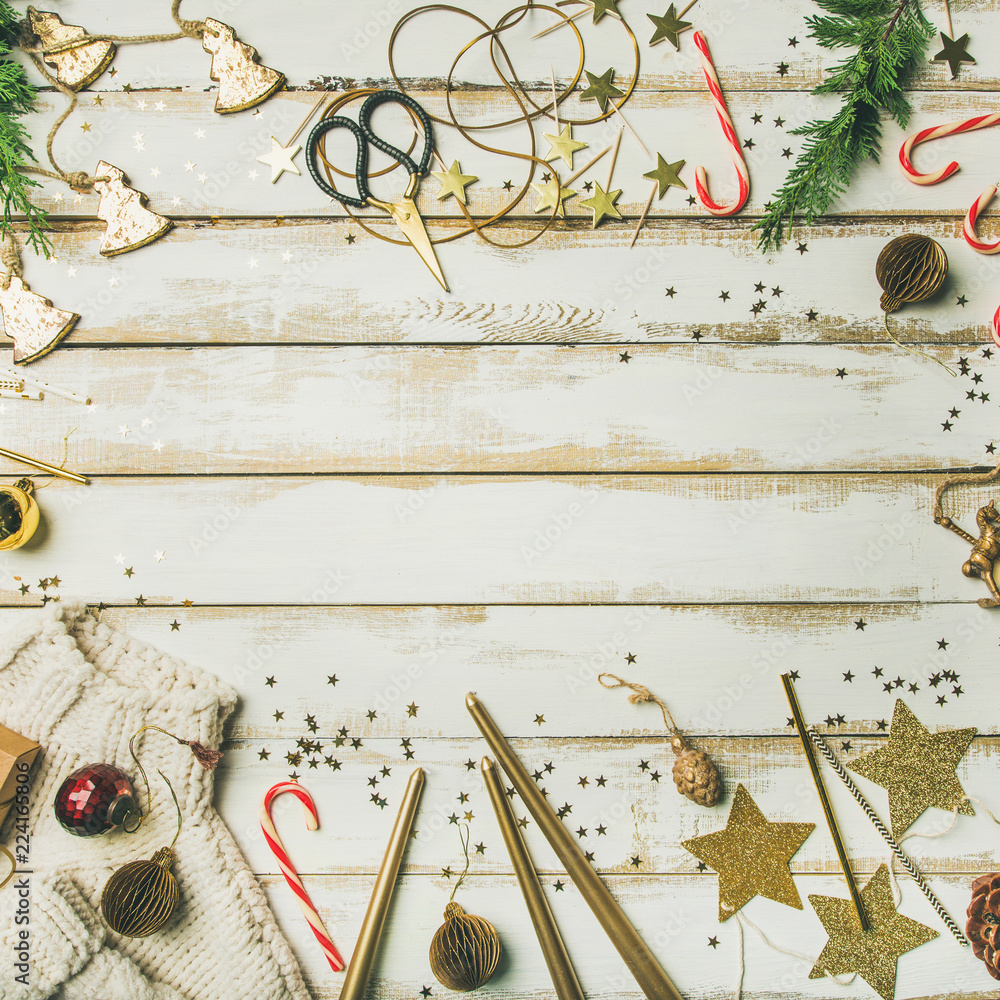 为圣诞节或新年派对做准备。节日装饰玩具、蜡烛、绳子等的平面布置。