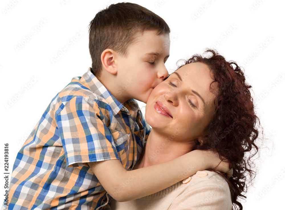年轻男孩亲吻母亲，隔离在透明背景下