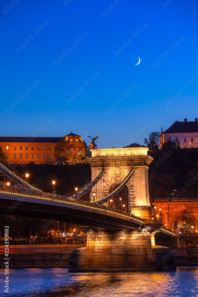 布达佩斯链桥之夜
