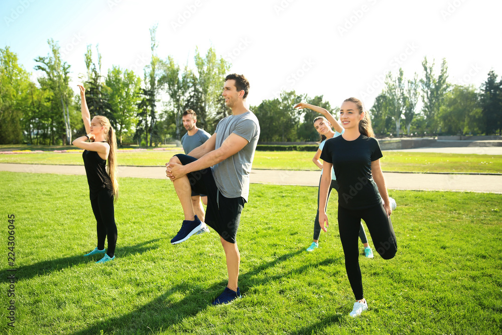 一群运动人士在公园里训练