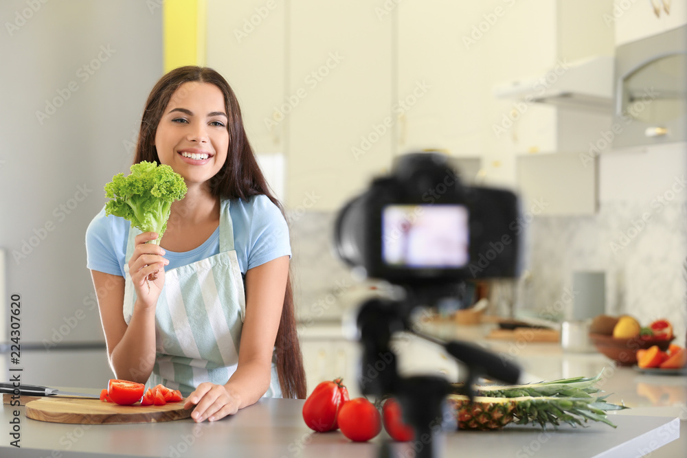 年轻女性美食博主在厨房录制视频