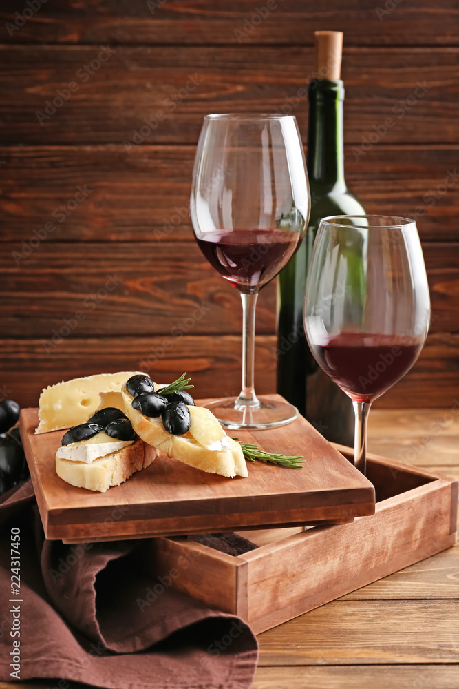 桌上有葡萄、奶酪和葡萄酒的美味三明治