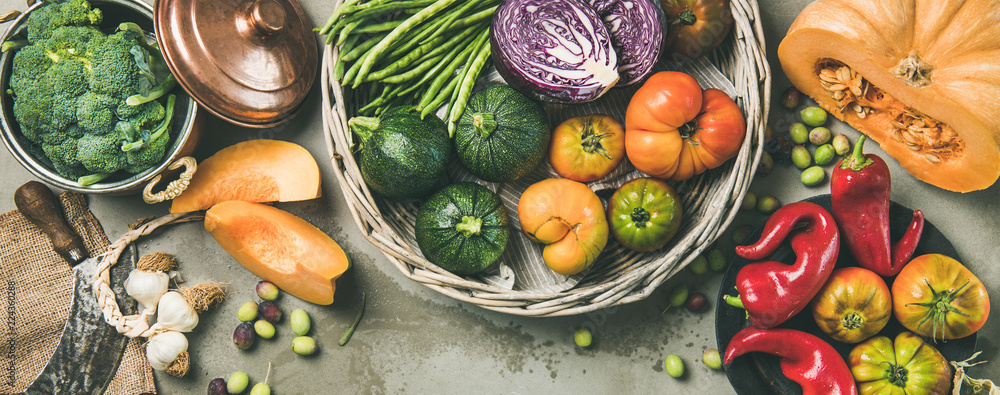 健康素食季节性秋季食物烹饪背景。灰色co上的秋季蔬菜平铺