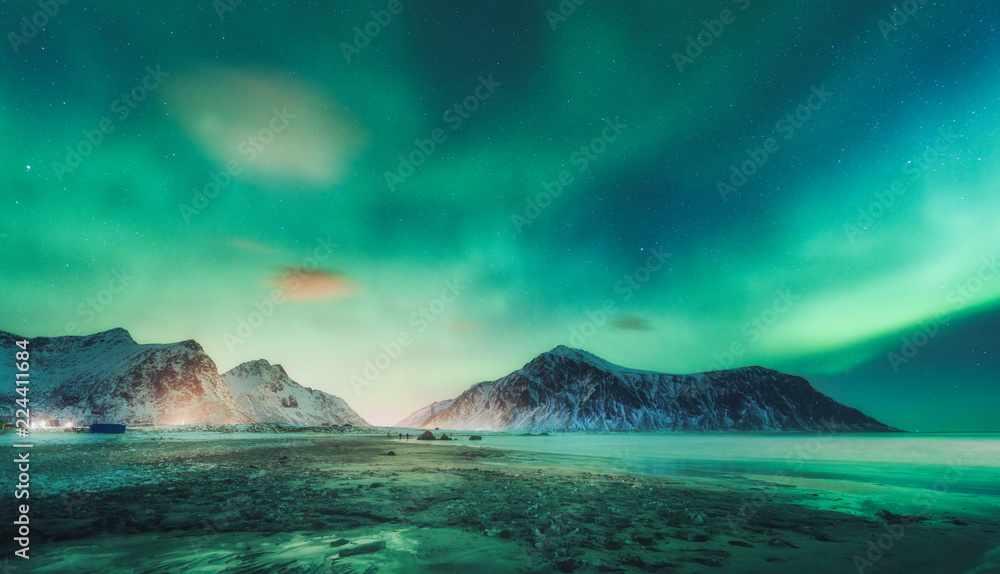 挪威罗弗敦群岛岩石上方的北极光。北极光。极地l的星空