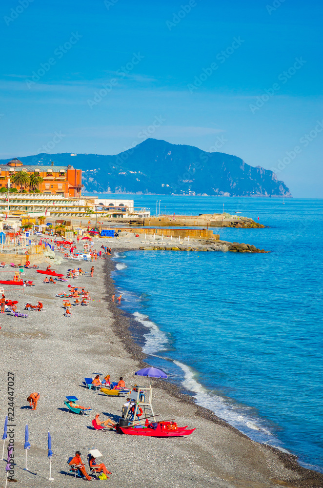 意大利利古里亚，美丽夏日的热那亚海滩全景