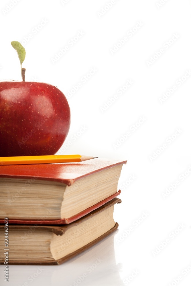 书上的红苹果和铅笔