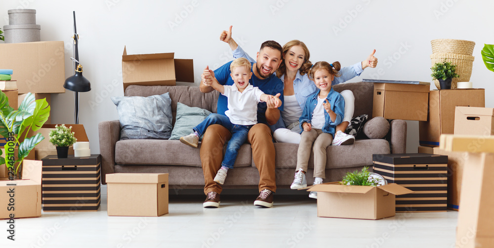 幸福家庭的母亲、父亲和孩子搬到新公寓，打开箱子