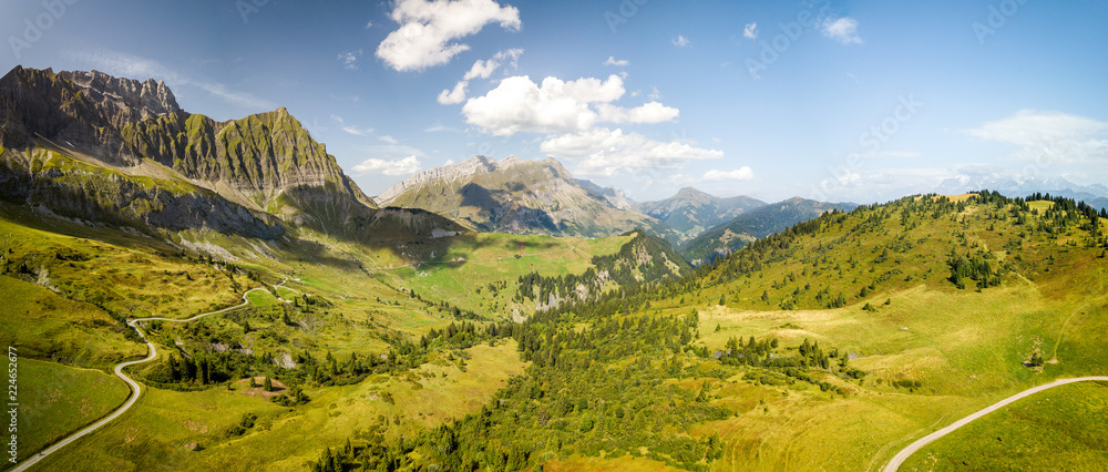 阳光明媚的日子里，法国阿尔卑斯山脉阿拉维斯山脉的山脉全景鸟瞰图