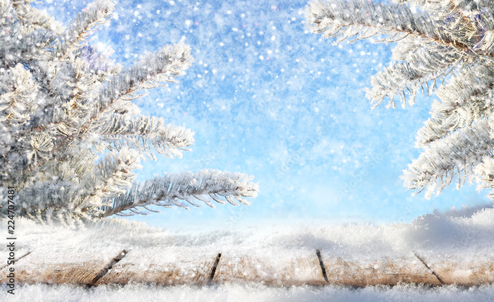 冬季圣诞节的风景背景是复制空间和降雪。木地板上布满了鼻涕