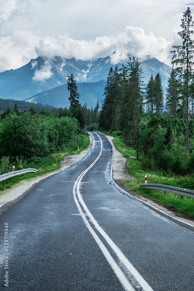 道路和高鞑靼山顶上覆盖着厚厚的白云。