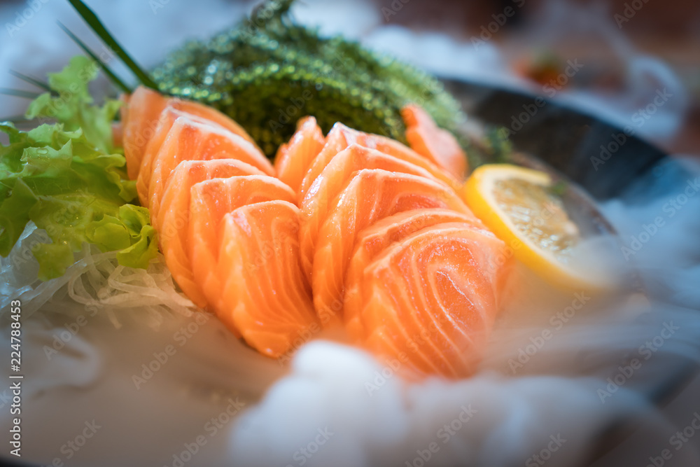 生三文鱼片或三文鱼生鱼片，日式新鲜，盛在碗中冰块上。