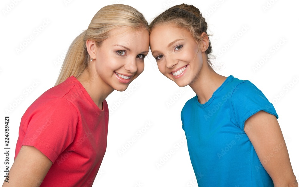 两个微笑的女朋友/姐妹的肖像