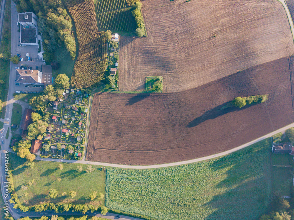 瑞士乡村景观中耕地的鸟瞰图