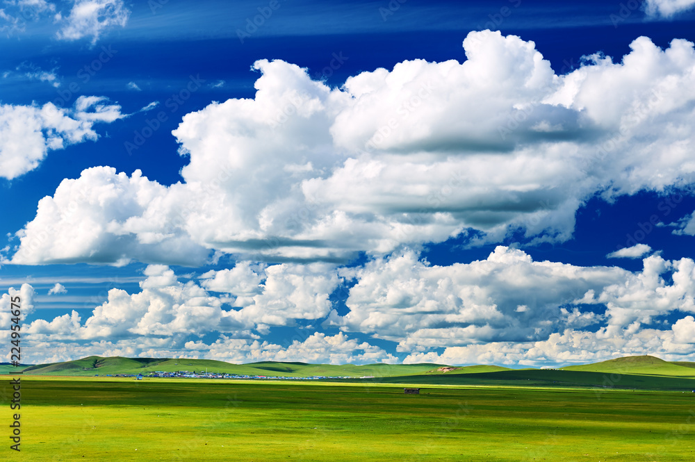中国呼伦贝尔草原的美丽云景。