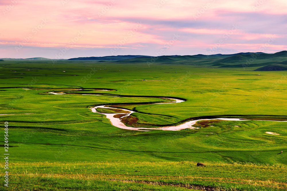 中国呼伦贝尔草原的木孜格勒河谷。