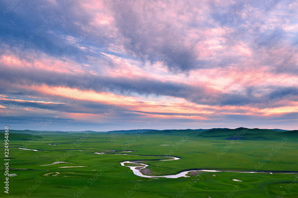 中国呼伦贝尔草原的穆齐格勒河谷。