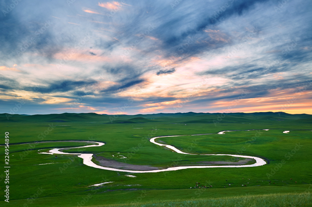 中国呼伦贝尔草原的穆济格勒河谷。