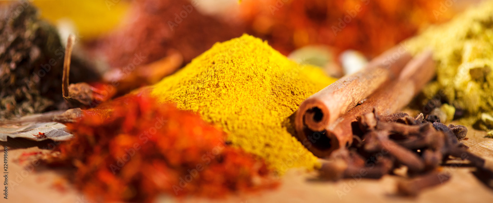香料。各种印度香料和香草的彩色背景。各种调味料，调味品